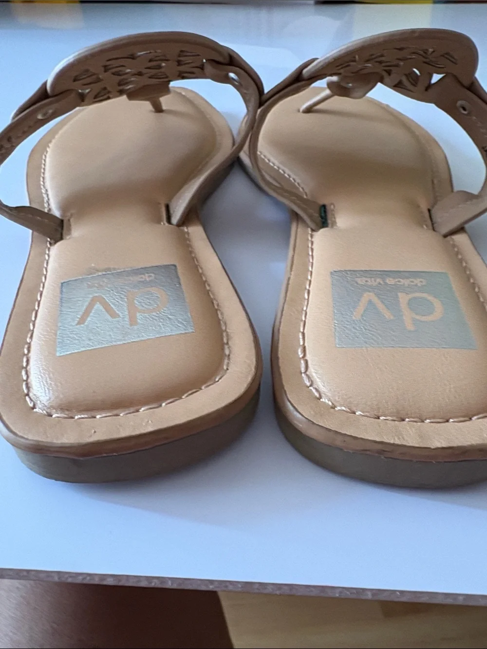 Dolce Vita Women's Tan Cutout Thong Sandals - Casual Slip-On Comfort size 6